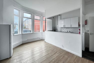 1 bed flat, Major Road, Canton, Cardiff, CF51PF - Image 2