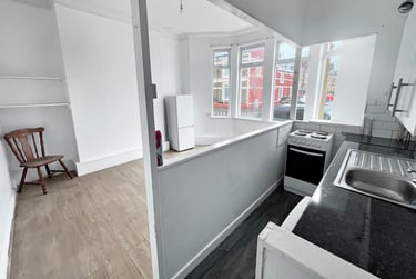 1 bed flat, Major Road, Canton, Cardiff, CF51PF - Image 3