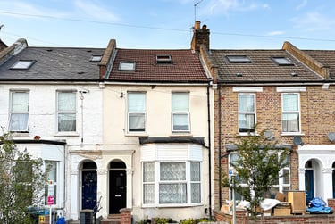 3 bed flat, Tubbs Road, Harlesden, London, NW104RE - Image 1