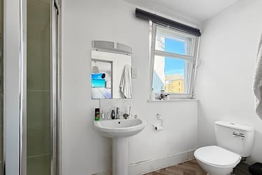 1 bed flat, a Clayponds Lane, Chiswick, London, TW80BN - Image 2