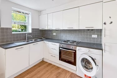 2 bed flat, Courthill Road, Hither Green, London, SE136DW - Image 2