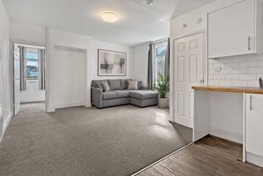 1 bed flat, Newport Road, Roath, Cardiff, CF241RS - Image 1