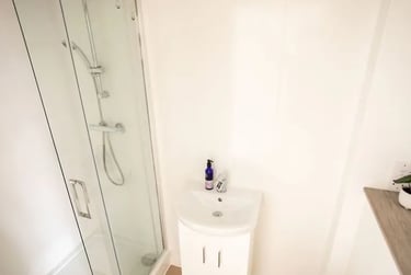 Large En-Suite at Boutique Student Living - Exeter, 10 Blackboy Road, St James, Exeter, EX46SG - Image 3