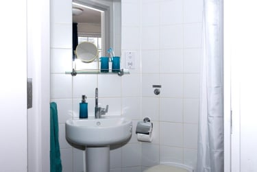 Double en suite room - Image 5
