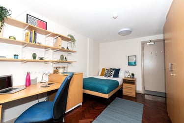 Single room with shared bathroom A (large room) - Image 1