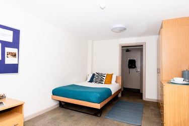Single room with shared bathroom C (small or basement floor) - Image 1