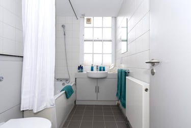 Three bedroom flat - Image 3