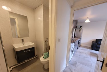 Flat 4 - 2 bedrooms - Image 2