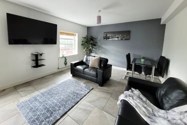 Flat 6 - 4 bedrooms - Image 1