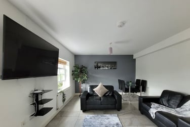 Flat 6 - 4 bedrooms - Image 2