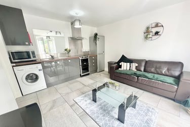 Flat 2 - 2 bedrooms  - Image 2