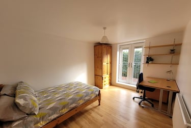 Room 2 in 12 bed house - Image 1