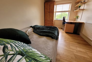 Room 6 En Suite in 11 bed house - Image 1