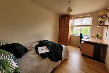 Room 6 En Suite in 11 bed house - Image 2