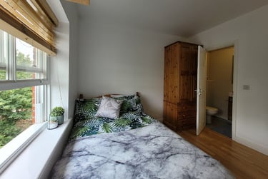 Room 5 En Suite in 11 bed house - Image 1