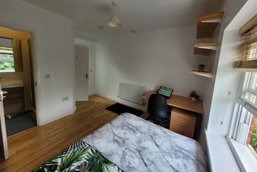 Room 5 En Suite in 11 bed house - Image 2
