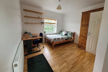 Room 5 En Suite in 11 bed house - Image 8
