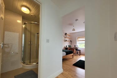 Room 10 En Suite in 11 bed house - Image 4
