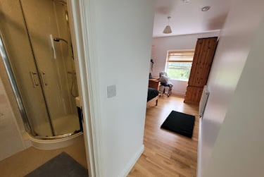 Room 6 En Suite in 11 bed house - Image 4