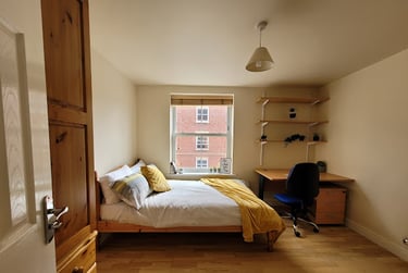 Room 4 En Suite in 11 bed house - Image 3