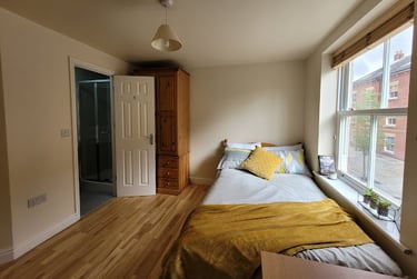 Room 4 En Suite in 11 bed house - Image 4