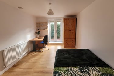 Room 1 in 12 bed house - Image 3