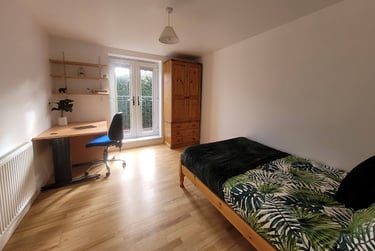 Room 1 in 12 bed house - Image 2