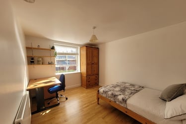 Room 5 in 12 bed house - Image 1