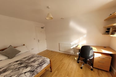 Room 5 in 12 bed house - Image 2