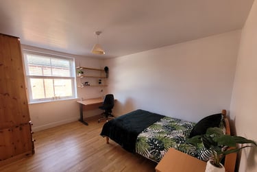 Room 7 in 12 bed house - Image 1