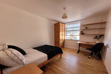 Room 8 in 12 bed house - Image 1