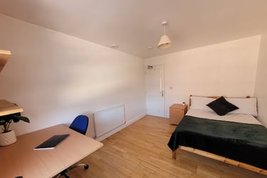 Room 8 in 12 bed house - Image 3