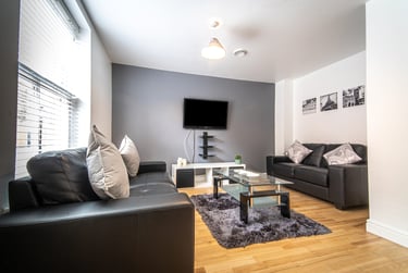 Room 12 in 12 bed house - Image 3