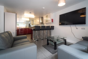 Room 12 in 12 bed house - Image 7