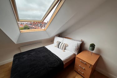 Room 9 in 12 bed house - Image 2