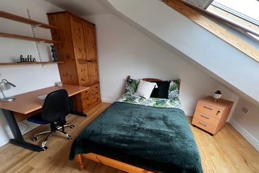 Room 10 in 12 bed house - Image 2