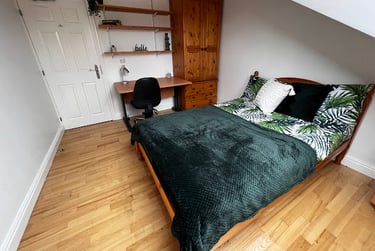 Room 10 in 12 bed house - Image 3