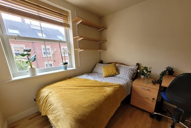 Room 3 Ensuite in 11 bed house - Image 4