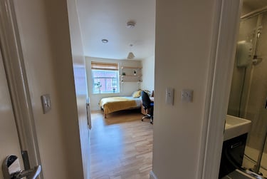 Room 3 Ensuite in 11 bed house - Image 2