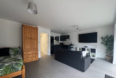 1 Bedroom Studio - Image 1