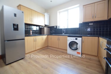 6 bed house, Regent Terrace, Hyde Park, Leeds, LS61NP - Image 1