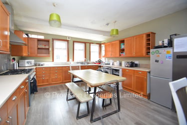 8 bed house, Manor Drive, Hyde Park, Leeds, LS61DD - Image 2