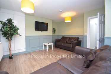 6 bed house, Ridgeway Terrace, Rampart Road, Leeds, LS62HU - Image 1