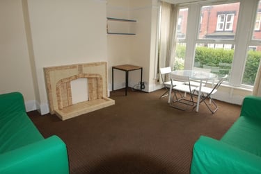 6 bed house, Manor Terrace, Headingley, Leeds, LS61BU - Image 1
