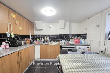 6 bed house, Manor Drive, Hyde Park, Leeds, LS61DD - Image 4