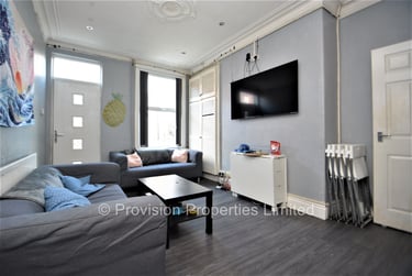 6 bed house, Queens Road, Hyde Park, Leeds, LS61HU - Image 1