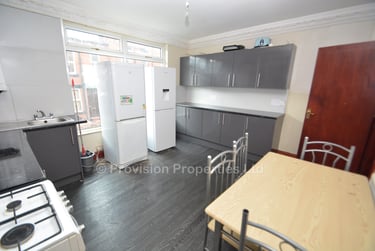 6 bed house, Manor Drive, Hyde Park, Leeds, LS61DD - Image 4
