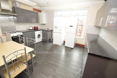 6 bed house, Manor Drive, Hyde Park, Leeds, LS61DD - Image 2
