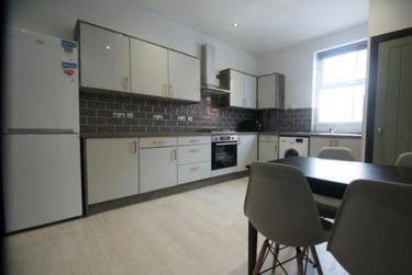 4 bed house, Harold Avenue, Hyde Park, Leeds, LS61JR - Image 2