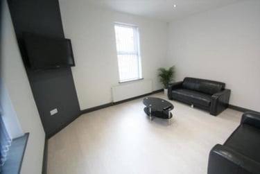 4 bed house, Harold Avenue, Hyde Park, Leeds, LS61JR - Image 1